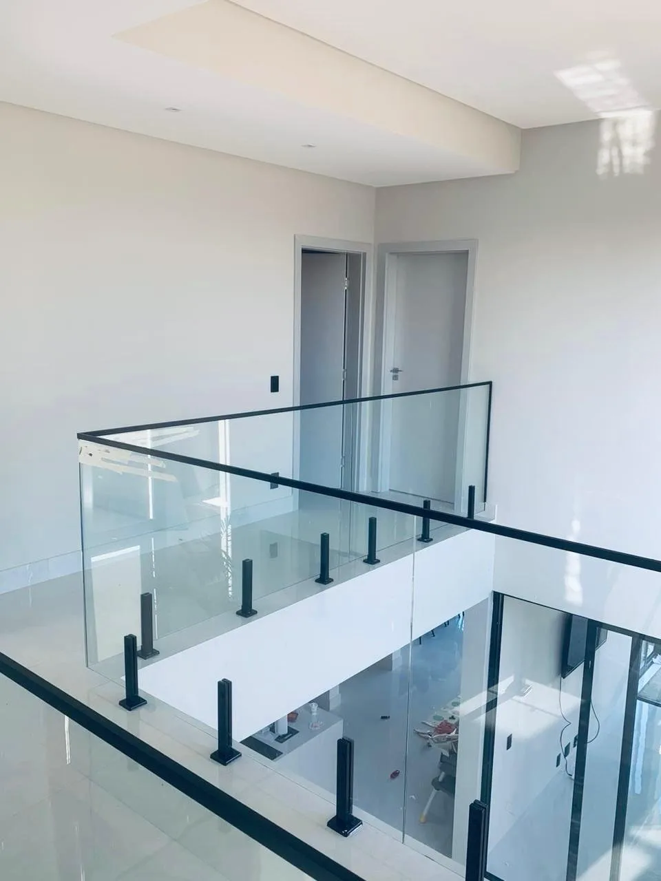 Guarda-corpo de vidro em mezanino interno